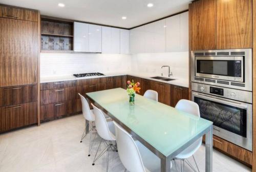 Кухня або міні-кухня у Luxurious Highrise 2b 2b Apartment Heart Of Downtown LA