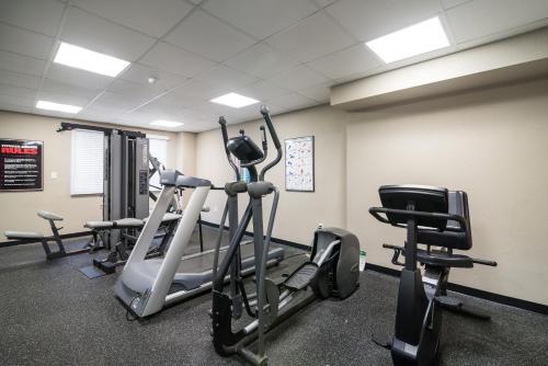 un gimnasio con equipo cardiovascular y máquinas de correr en Badlands Inn & Suites, en Dickinson