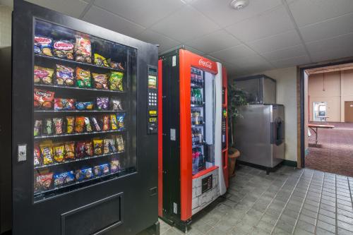 uma máquina de venda automática de refrigerantes numa sala com comida em Badlands Inn & Suites em Dickinson