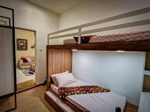 ジョホールバルにあるRIA Homestayの二段ベッド2台と鏡のある寝室