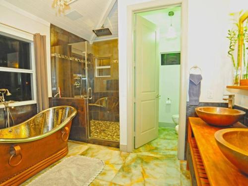 a bathroom with two sinks and a tub at Villa Estelle in Miami