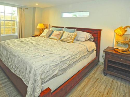 una camera con un grande letto e un comodino di Villa Estelle a Miami