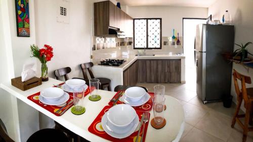 una cocina con una mesa con platos. en Cabaña Familiar La Aldea Doradal, en Gesen