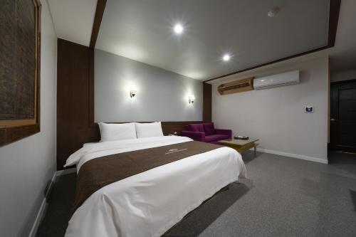 Postel nebo postele na pokoji v ubytování Amour Hotel