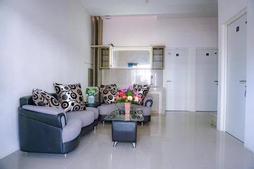 a living room with a couch and a table at Surabaya Homey near Juanda Airport Syariah in Sedati