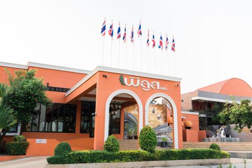 un ristorante con un mucchio di bandiere sopra di Prelude Hotel a Kanchanaburi