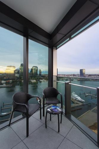 Balkoni atau teres di The Sebel Residences Melbourne Docklands Serviced Apartments