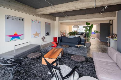ein Wohnzimmer mit einem Sofa und einem Tisch in der Unterkunft THE BOLY OSAKA in Osaka