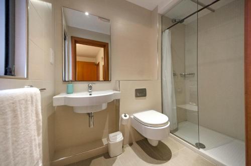 Vonios kambarys apgyvendinimo įstaigoje Modern Stylish Apartment - 2 Bedroom & 2 Bathroom Apartment - Spinola Bay, St Julians
