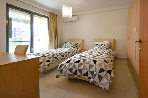 Lova arba lovos apgyvendinimo įstaigoje Modern Stylish Apartment - 2 Bedroom & 2 Bathroom Apartment - Spinola Bay, St Julians