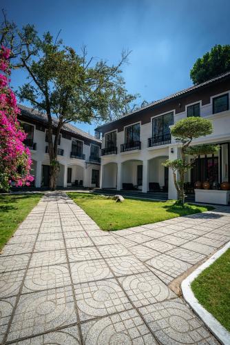 a walkway in front of a building at Ven Ven Hotel in Ho Coc