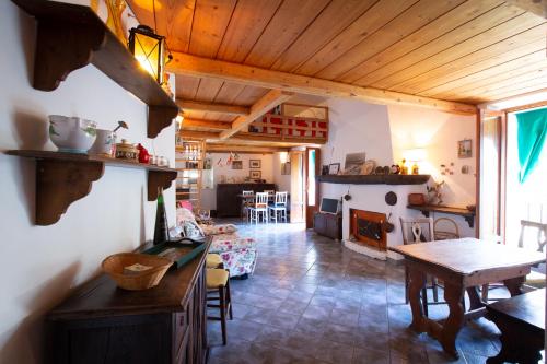 uma cozinha e sala de estar com tecto em madeira em Cosy loft - Loft di atmosfera in Sperlonga alta em Sperlonga