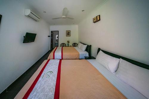 a bedroom with two beds in a room at Ven Ven Hotel in Ho Coc