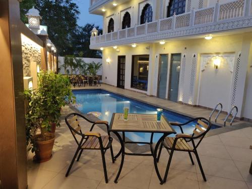 Bazén v ubytování Laxmi Palace Heritage Boutique Hotel nebo v jeho okolí