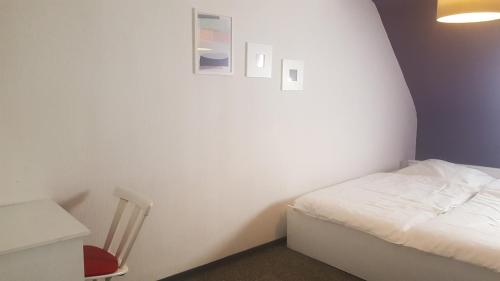 a small bedroom with a bed and a desk at Gasthof L'italiano Vero in Bad Liebenzell
