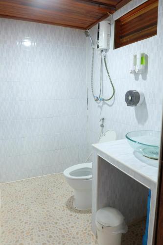 Koupelna v ubytování Phi Phi Sand Sea View Resort