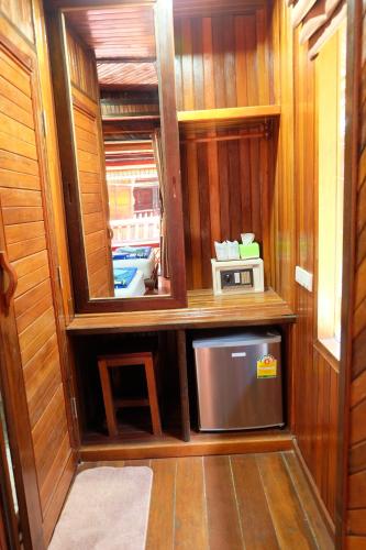a small room with a television and a mirror at Phi Phi Sand Sea View Resort in Phi Phi Don