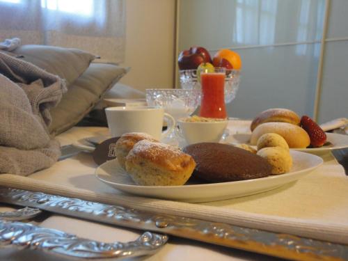 a table with two plates of pastries on it at Casa Lidia - ALLOGGI SMART in Breganze