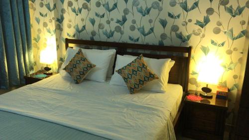 En eller flere senge i et værelse på "Service Apartments Karachi" Beach View