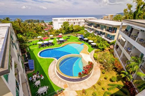 Výhled na bazén z ubytování Premium Two-Bedroom Karon Butterfly Suite with Panoramic Sea Views" nebo okolí
