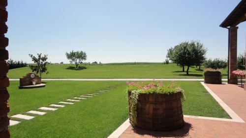 a garden with a field of grass and flowers at Casa Lidia - ALLOGGI SMART in Breganze