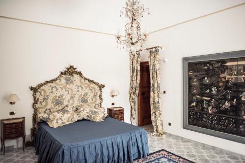 1 dormitorio con 1 cama y chimenea en Villa delle Querce Resort, en Palo del Colle