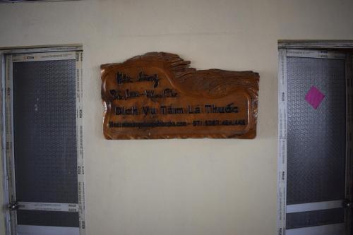 a sign that says wish you trauma melissa practise at Nhà hàng Nhà nghỉ Dù Lượn Khau Phạ in Mù Cang Chải