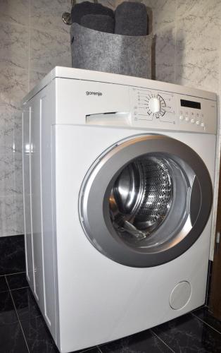 une laveuse et une sécheuse dans une cuisine dans l'établissement BBP apartment, à Portorož