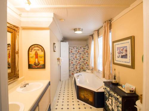 A bathroom at Tybee Island Inn Bed & Breakfast