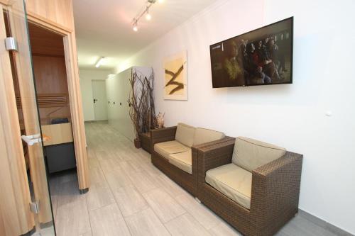 Una televisión o centro de entretenimiento en Emma Apartments-