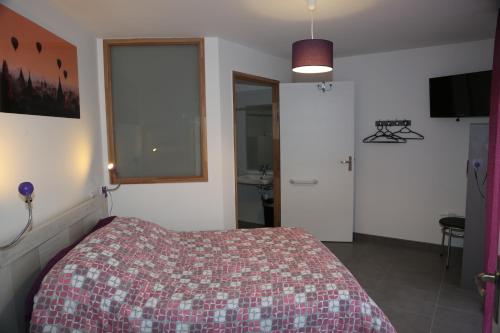 Cama o camas de una habitación en GITE MONTGOLFIÈRE 6 PERSONNES