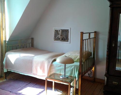 Кровать или кровати в номере Privatzimmer Alte Schule