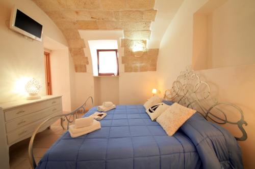 ein Schlafzimmer mit einem blauen Bett in einem Zimmer in der Unterkunft Lamanna SUMMER HOUSE in Polignano a Mare