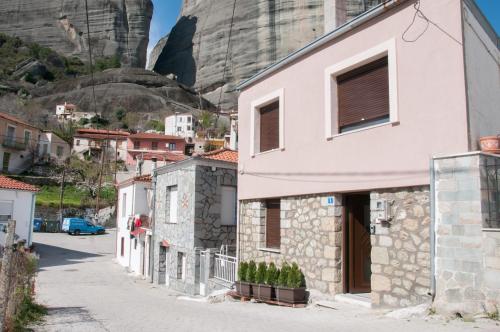 eine Straße in einer Stadt mit einem Berg im Hintergrund in der Unterkunft Historic Luxury House in the Heart of Meteora in Kalambaka