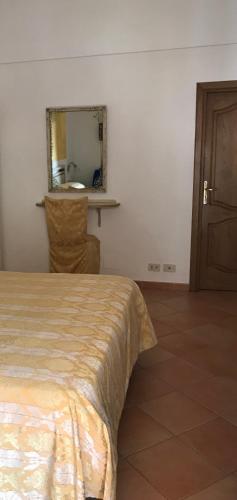 ポジターノにあるLa Mammolaのベッドルーム1室(ベッド1台、壁掛け鏡付)