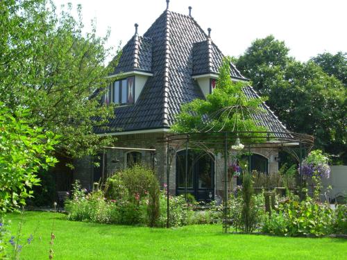 a house with a garden in front of it at Logies Taverne nearby Roermond, Thorn en Weert in Kelpen-Oler
