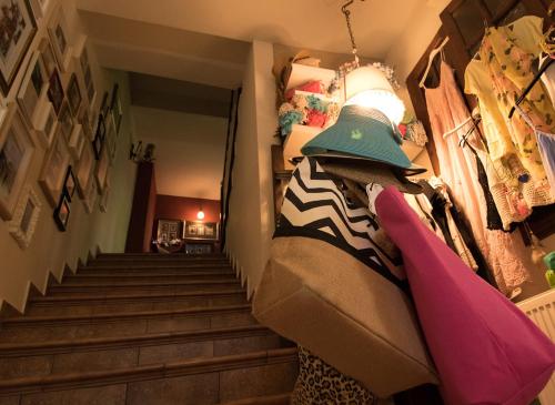 a room with a staircase with a hat on a couch at Boutique Hotel Kentrikon & Bungalows in Agios Ioannis Pelio