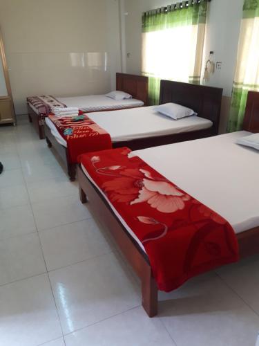 a row of beds sitting in a room at Hotel Thanh Minh in Châu Làng Chánh