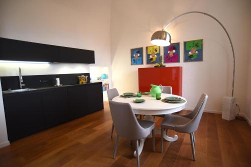una cucina e una sala da pranzo con tavolo e sedie di Suite Calderini a Perugia