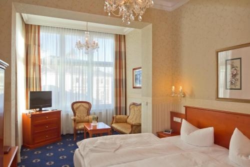 Ένα ή περισσότερα κρεβάτια σε δωμάτιο στο SEETELHOTEL Villa Esplanade mit Aurora die zwei Villen als Rückzugsorte mit Stil, Genuss und Geschichte