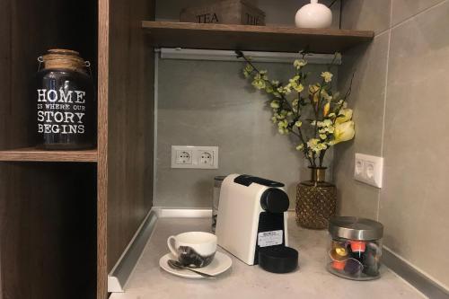 Sunny Belle Apartments في أوديسا: طاولة مطبخ مع آلة صنع القهوة ومحمصة