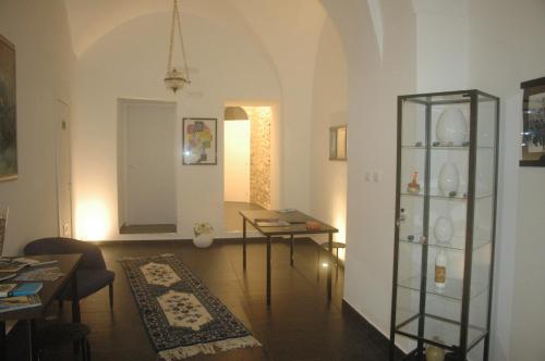een woonkamer met een tafel en een eetkamer bij Yhomisus in Comiso