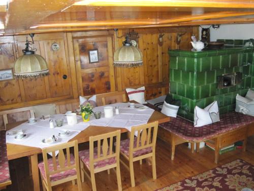 a dining room with a table and some chairs and a table and chairsktop at Pension der Steinbock - das 300 Jahre alte Bauernhaus - TIROL in Sankt Anton am Arlberg