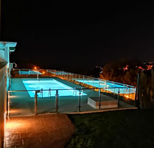 basen w nocy z oświetleniem w obiekcie Apartamento Delicia 1 w mieście Benalmádena
