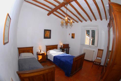a bedroom with two beds and a chandelier at Agriturismo I Poggi in Impruneta
