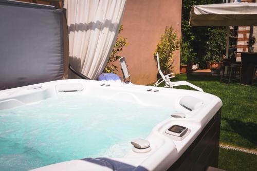 a jacuzzi tub in a backyard with at Hotel Sonia in Forte dei Marmi