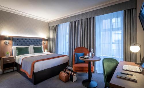 una camera d'albergo con un letto e una scrivania di The Fleet a Dublino
