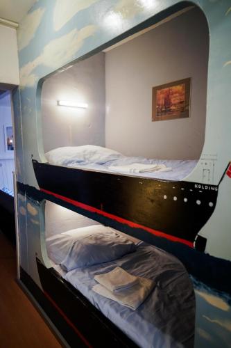 a couple of bunk beds in a room at Lindenhof Habernis in Steinberg