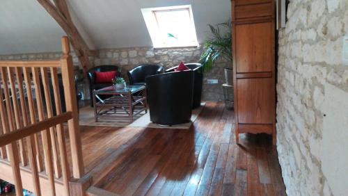 a hallway with chairs and a table and a window at Gîte et chambres d'hôtes Le Chêne Billault in Pouant