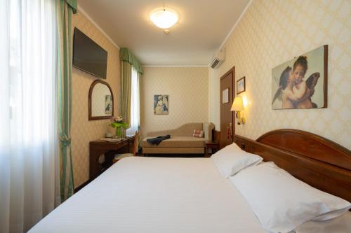 Ένα ή περισσότερα κρεβάτια σε δωμάτιο στο Hotel Boccaccio